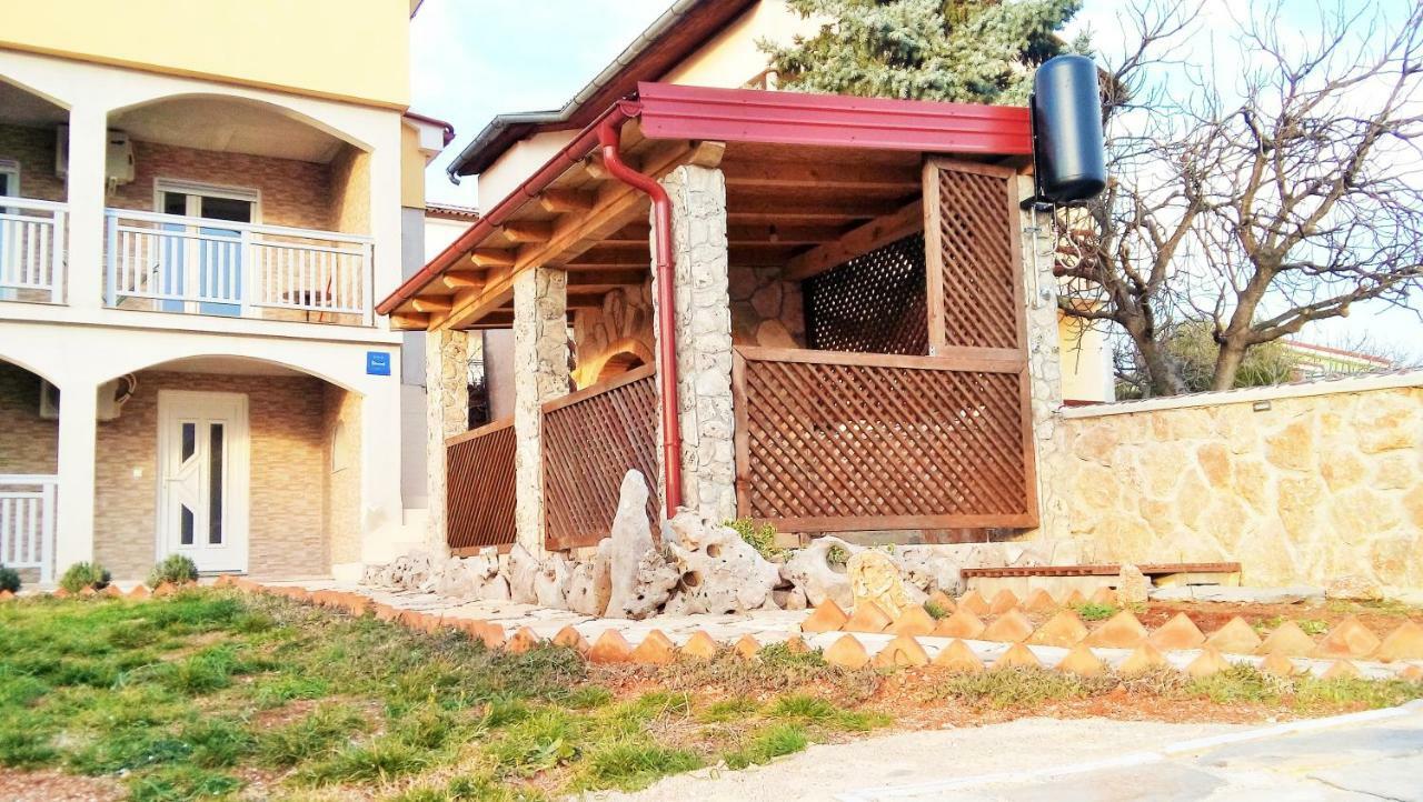 Apartmani Mala Sirena Maslenica Exterior photo